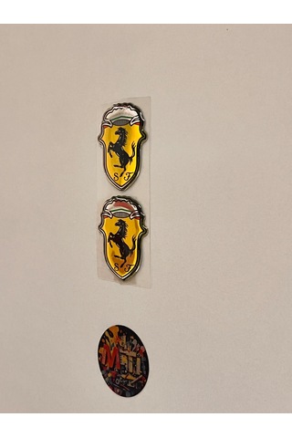 Ferrari Damla Sticker Etiket Direk Arması 3d Damla Silikon Ferrari Damla Dolgulu 2adet 3,5x4,5 Cm Çok Renkli
