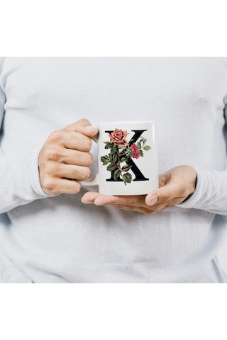 K Baş Harf Kırmızı Güller İle Sarılı Bardak 330 Ml Kişiye Özel Çiçekli Hediye Beyaz