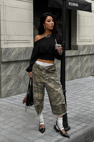 Tarz Cool Kadın Asimetrik Yaka Crop Sweatshirt Omuz Dekolteli Büzgülü Fermuar Detaylı Siyah