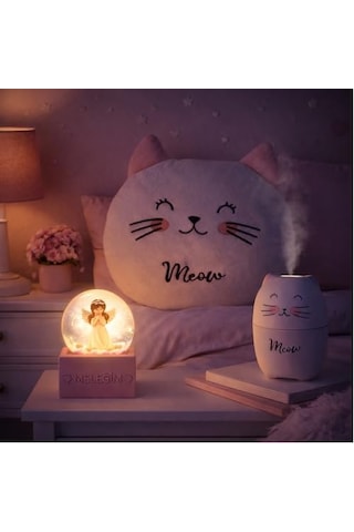 Kedi Temalı Dekoratif Tasarıma Sahip Hediye Seti Peluş Kedi Yastık + Buhar Makinesi Nemlendirici + Melek Figürlü Kar Küresi Dekoratif Hediye Seti