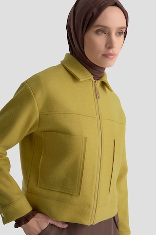 Armine Trend Boydan Fermuarlı Cep Detaylı Kısa Ceket Asit 25kt517