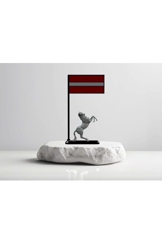 Letonya Bayraklı Masa Dekoru Şaha Kalkmış At Figürlü 3d Baskı