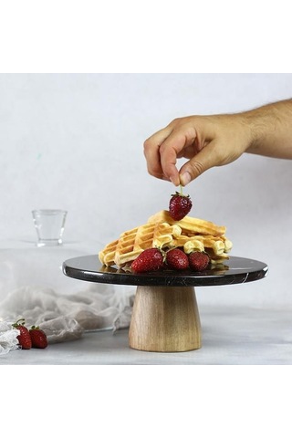 Akayev Mermer 25 Cm Ahşap Konik Ayaklı Siyah Cam Fanus