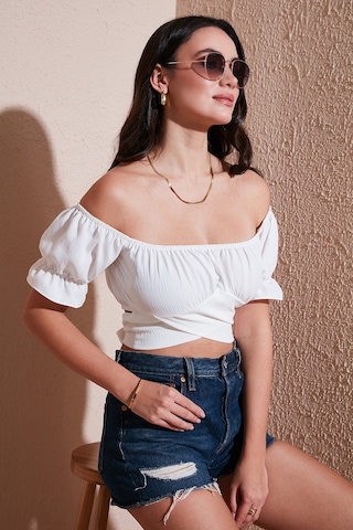 Lela Regular Fit Madonna Yaka Bağlama Detaylı Crop Bayan Bluz 6527017 Beyaz