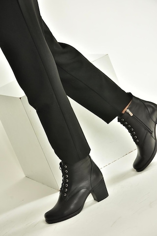 Fox Shoes V468281603 Siyah Hakiki Deri Kalın Topuklu Bağcıklı Kadın Bot Siyah