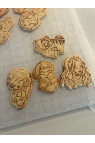 K-pop Temalı Kurabiye Kalıbı Seti - Anime Ve Karakter Figürlü 4 Lü Fondan Ve Kurabiye Kalıbı Beyaz