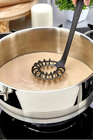 Yanmaz Yapışmaz Yüksek Isıya Dayanıklı Teflon Spiral Çırpıcı - Yumurta Çırpıcı 28 Cm Siyah
