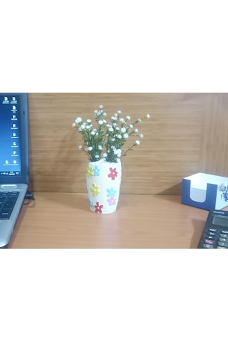 Vazoda Beyaz Yapay Çiçek Dekoratif Renkli Papatyalı Poliresin Vazo Dahil 5 x 5 x 16 CM