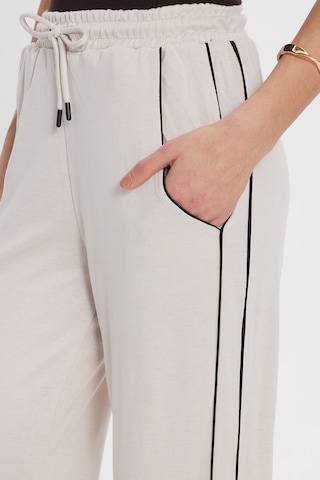 Tudors Kadın Relax Fit Rahat Kesim Beli Bağcıklı Lastikli Şerit Detaylı Çift Cepli Bej Pantolon-50651