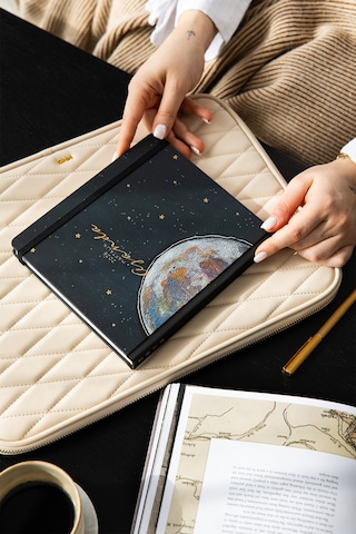 2026 Dikey Haftalık Ajanda 12 Aylık Sert Kapak 18 X 20 Cm - Ay Siyah