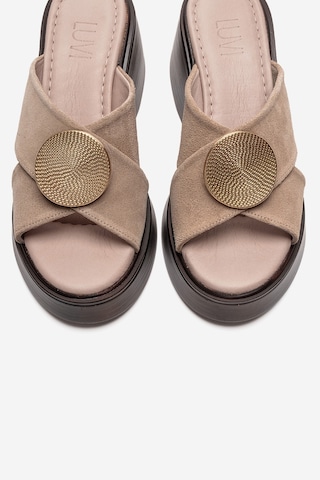 Luvishoes Fıanna Bej Süet Hakiki Deri Tokalı Çapraz Bantlı Kadın Dolgu Topuklu Terlik