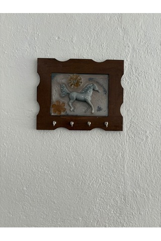 Pelince - Gümüş At Figürlü - Epoksi Ahşap Anahtar Askılığı Tek Ürün - Ebat : 24 X 29 Cm Ahşap