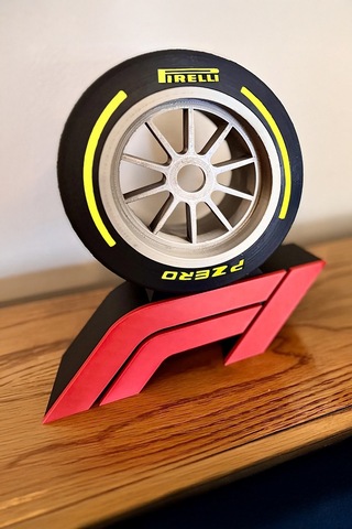 Formula 1 Lastik Temalı Dekoratif Masa Üstü Standı