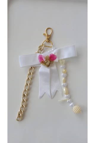 Wisheratelier Fiyonklu Boncuk Süslemeli Simli Zincirli Çanta Charmı Anahtarlık Beyaz - Altın Wisheratelier Fiyonklu Boncuk Süslemeli Simli Zincirli Çanta Charmı Anahtarlık Beyaz - Altın