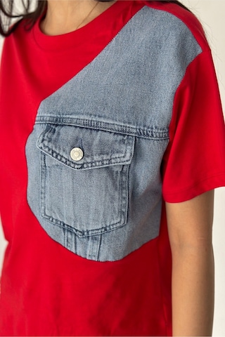 Femelle Kadın Kırmızı Denim Kot Detaylı Cepli Tasarım Pamuklu Tişört