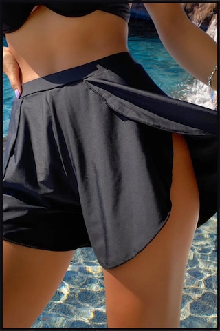 Kadın Beyaz Deniz Havuz Şortu Etek Görünümlü Yırtmaçlı Şık Model İçte Bikini Slip 1109 Siyah