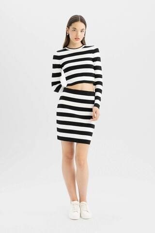 Defacto Coool Slim Fit Dar Kesim Esnek Belli Çizgili Mini Triko Etek C7128AX24WNBK27 Siyah