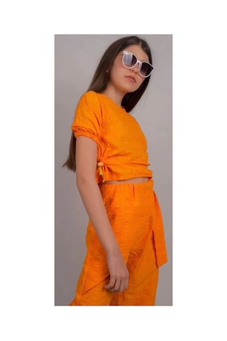 İrem Çocuk Giyim Kız Çocuk Tişörtün Yanları Büzgülü Kısa Crop Model Pantolonu Detaylı Turuncu Renk İkili Takım Turuncu