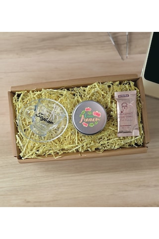 Bk Gift Kişiye Özel İsimli Cam Kahve Fincanı & Türk Kahvesi & Gümüş Metal Kutuda Kokulu Mum Hediye Seti-1, Anneye Hediye, Anneler Günü Hediyeleri Kobi