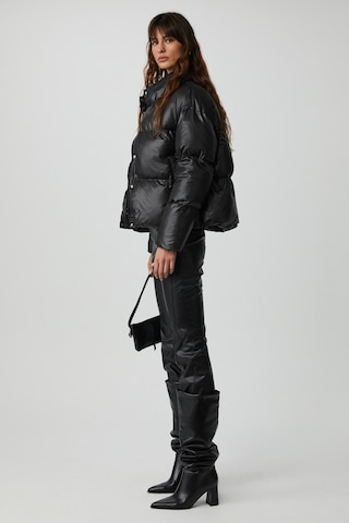 KEIRAN Kadın Dik Yaka Astarlı Parlak Siyah Mont