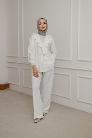 Moonsc Kadın Regular Fit V Yaka Önü Fırfır Detaylı Tesettür Beyaz Gömlek