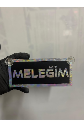 Siyah Renk Üzeri Hologram Renk Meleğim Yazılı Vantuzlu Cam Süsü Siyah Renk Üzeri Hologram Renk Meleğim Yazılı Vantuzlu Cam Süsü