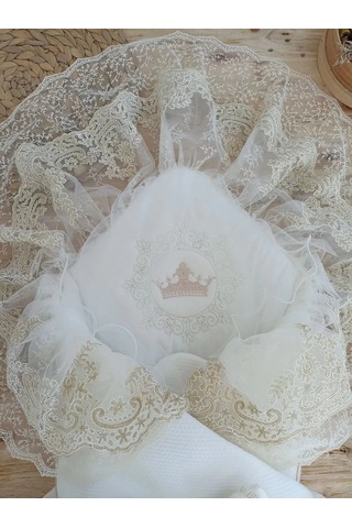 Yenidoğan Sahra Taç Nakışlı Plazma Taşlı Güpürlü Fiyonklu Duvaklı Trilüks Kundak Bebek Battaniyesi Sütlü Kahve Çok Renkli