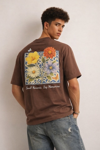 Tarz Cool Erkek Floral Baskılı Tişört Oversize Fit, Sırt Desenli Small Moments Big Memories Kahverengi