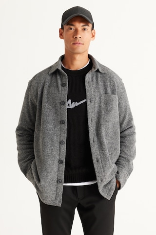 AC&Co / Altınyıldız Classics Erkek Gri Oversize Geniş Kesim Klasik Yaka Yünlü Kırçıl Desenli Flanel Kışlık Gömlek Ceket Gri