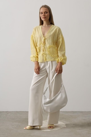 Kalp Detaylı Bağlamalı Brode Bluz - Sarı Sarı