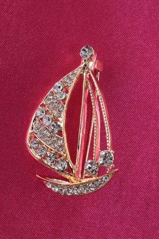 Özgürlüğün Rotası Yelkenli Broş Kristal Taşlı Gold Renkli Unisex Erkek Kadın Yaka İğnesi Gemi Çok renkli