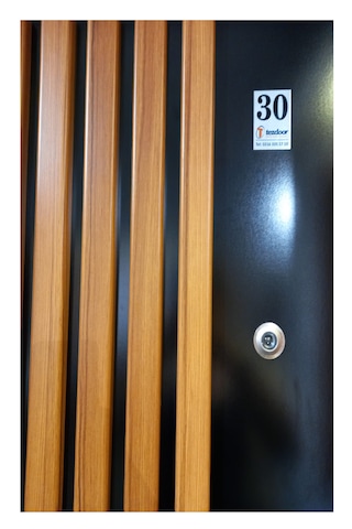 Çelik Kapı Modelleri Ahşap Kaplama Kabartmalı Daire Kapısı Sol 3