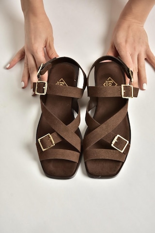 Fox Shoes Y458702602 Kahverengi Süet Toka Detaylı Kadın Sandalet Kahverengi