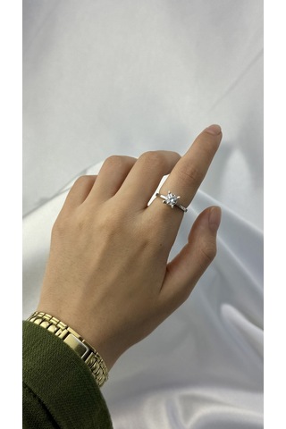 Gösterişli Zirkon Taşlı Tektaş Beyaz Altın Yüzük