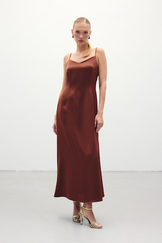 Askılı Uzun Saten Elbise - Kahve-136326 Kahve