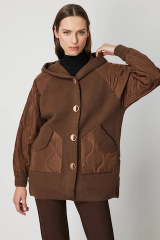 On Fashion Kadın Kolları Kapitoneli Düğmeli Kapüşonlu Kahverengi Mont 60935 Kahverengi