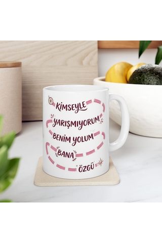 Kimseyle Yarışmıyorum Yazılı Tasarım Kupa Bardak - Mottolu Hediyelik Porselen Kupa 330 Ml Çok Renkli