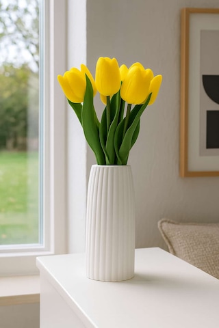 Vazoda Islak Görünümlü Yapay Sarı Laleler Modern Dekor Aranjmanı Vazo + 8 Li Güller Beyaz