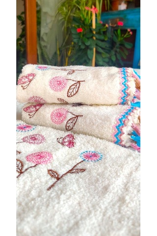 Annem Çeyizlik 50x90 Cm. Bukle Dokulu Yeni Trend Kalp Ve Çiçek Nakışlı El, Yüz Havlusu 3.lü Set krem