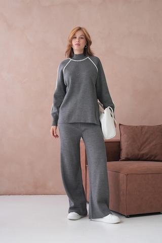 Kadın Dik Yaka Yarım Pat Fermuar Yırtmaçlı Kazak Pantolon İkili Triko Takım Gri