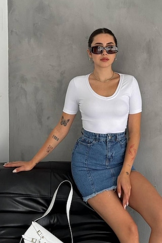 Noa & Noa Kadın Geniş Yaka Fit Crop Body Sade & Güçlü Stil Beyaz