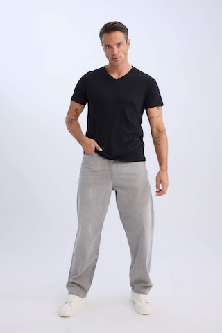 DeFacto %100 Pamuk Regular Fit V Yaka Pamuklu Basic Düz Kısa Kollu Siyah Tişört D7938AX25SPBK81