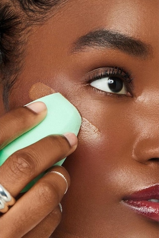 E.l.f. Halo Glow Angled Silicone Face Sponge Krem Ve Sıvı Ürünler Için Sünger