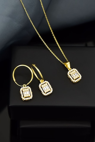 Papatya Silver 925 Ayar Gümüş Gold Kaplama Zirkon Kare Baget Taş Halka Küpe ve Tepelikli Baget Kare Taş Kolye Set Papatya Silver 925 Ayar Gümüş Gold Kaplama Zirkon Kare Baget Taş Halka Küpe ve Tepelikli Baget Kare Taş Kolye Set