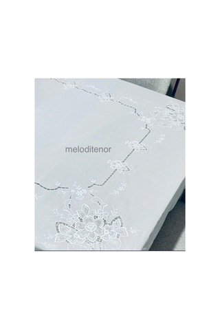 Hazır Dantel İşleme Dantel Görünümlü Düz Kendinden Çiçek Desenli Pvc Dikdörtgen Muşamba Masa Örtüsü 122 X 153 Cm Beyaz