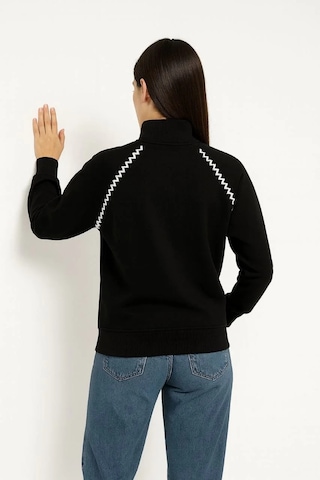 Kadın Oversize Dik Yaka Fermuarlı Sweatshirt - Zincir Nakışli Kanguru Cepli, - Siyah Siyah