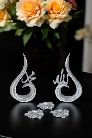 Allah C.c. Hz. Muhammed S.a.v Lafzı Ve Dekoratif Polyester Çiçekler Masa Süsü Biblo - Gümüş