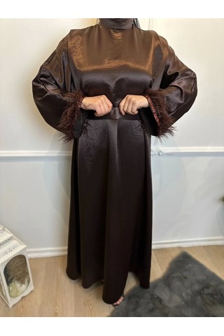 KAHVERENGİ KOL UCU TÜYLÜ ELBİSE Kahverengi