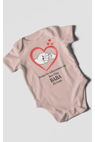 Benim Bir Kahramanım Varc Ben Ona Baba Diyorum Baskılı Bebek Zıbını Çıtçıtlı Body Kısa Kol Pastel Pembe