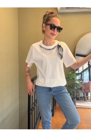 Ali Butik Beyaz Yakası Fular Detaylı Tişört